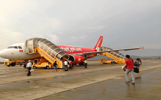 Vietjet đình chỉ tổ bay vì hạ cánh nhầm đường băng